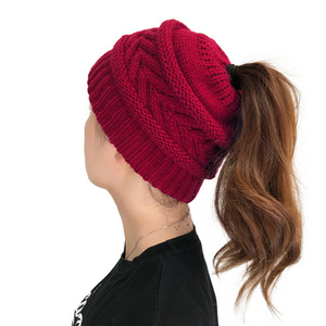 2023 New Hot Sale Women Winter Warm Knitted Hat Fashion Acrylic Beanies Custom Cable Knit Ponytail Beanie Toque Hat