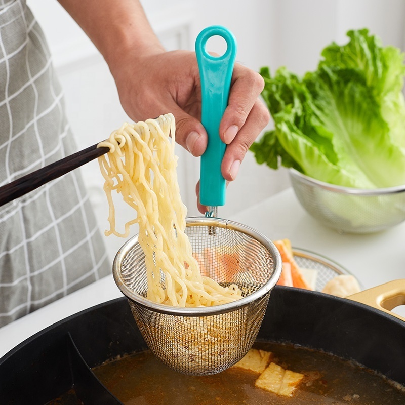 fine wire stainless steel cooking mesh sieve strainer filter basket spoon ladle with plastic handle for cooking pasta noodle