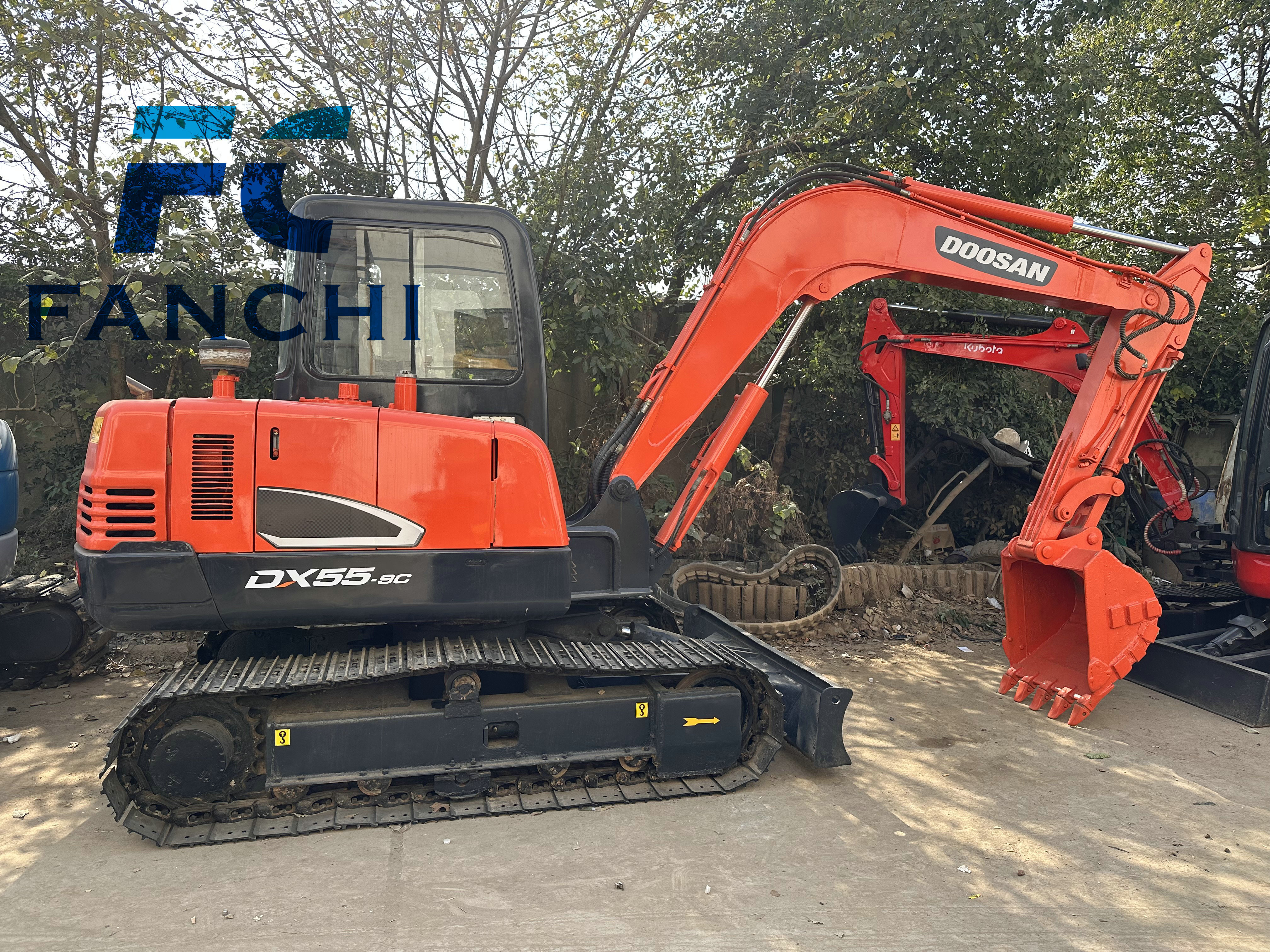 second hand good condition DOOSAN 55-7 excavator machine low price low workinng hours reasonable price quality assurance