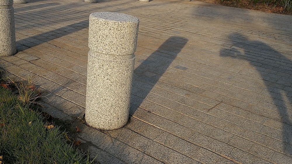 GCCY743 2017 Hot Sale Natural Cheap Granite Parking Stone Driveway Small Pillars