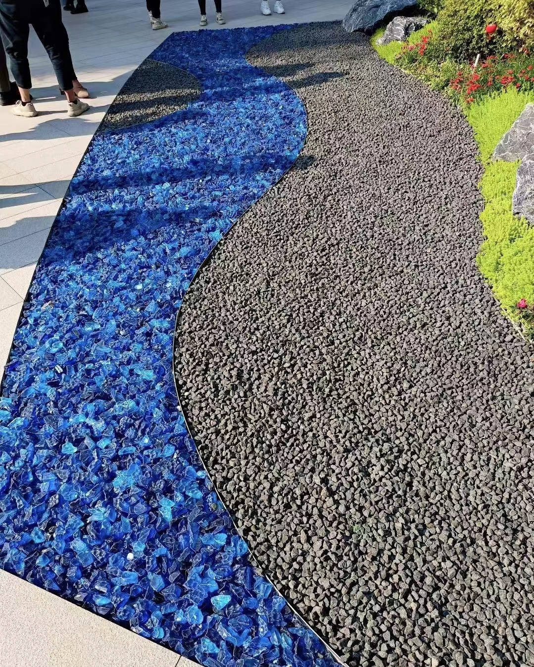 Wholesale Bulk Large Landscaping Glass Rocks Colored Crushed Gravel Recycled Blue Glass Chips For Landscape Aquarium Decoration