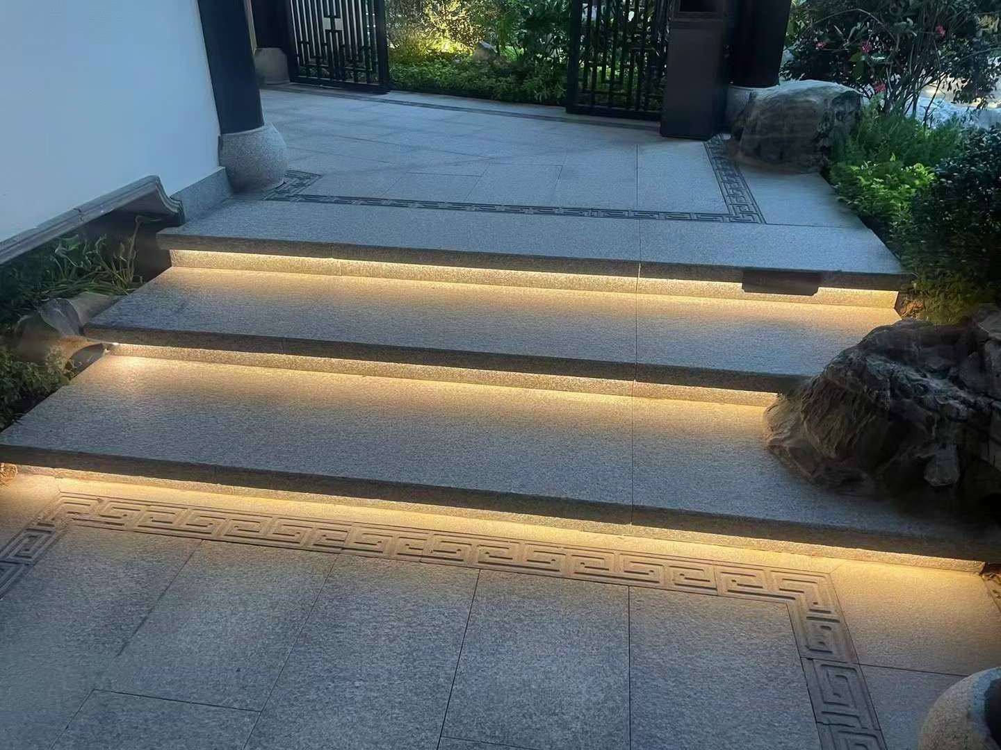 Natural Granite Non Slip Bush Hammered Flamed Stair Step Covers Tile Outdoor