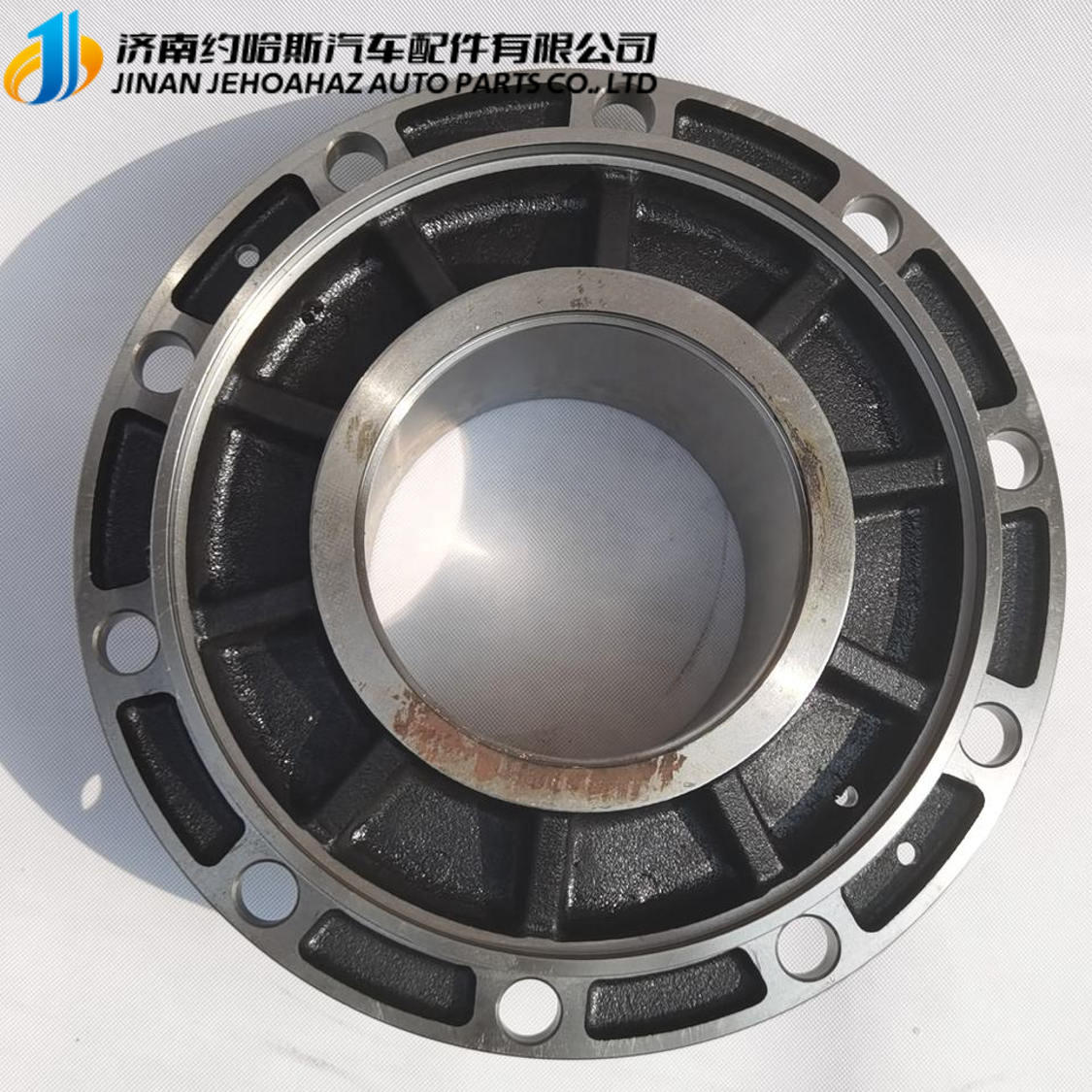 Factory produces high-quality SINOTRUK HOWO A7  truck components, rear wheel hub WG7117339177