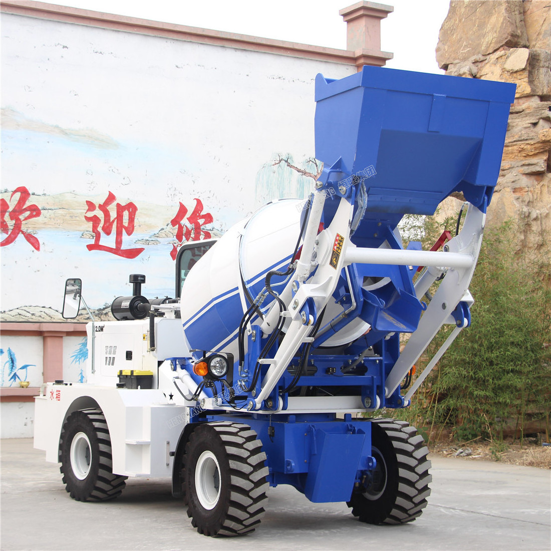 2m3 Diesel concrete truck mixer drum with hopper and tyre