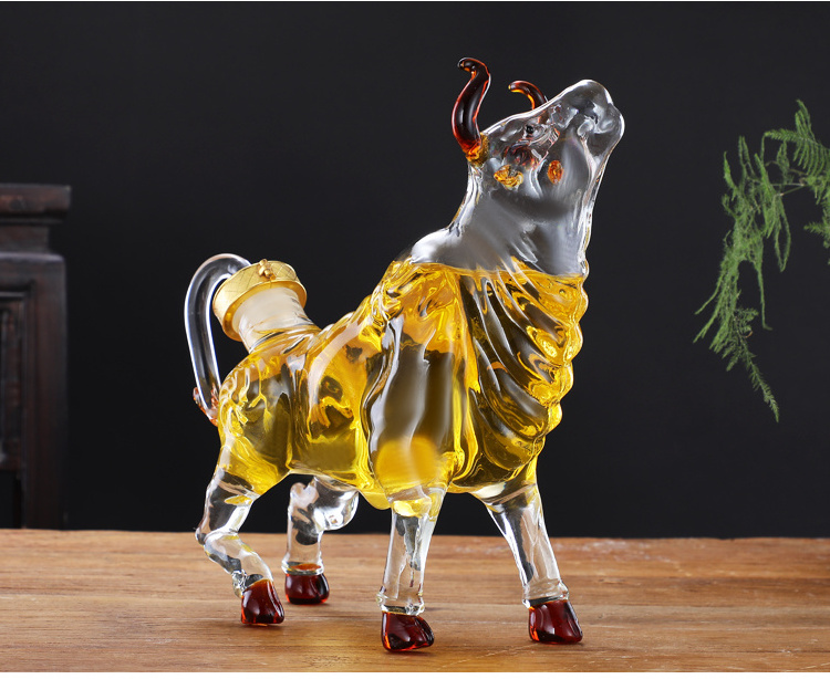 Custom Design Zodiac Bull Shaped Glass Bottle for Brandy / Glass Animal Bottle / Handblown Glass Decanter