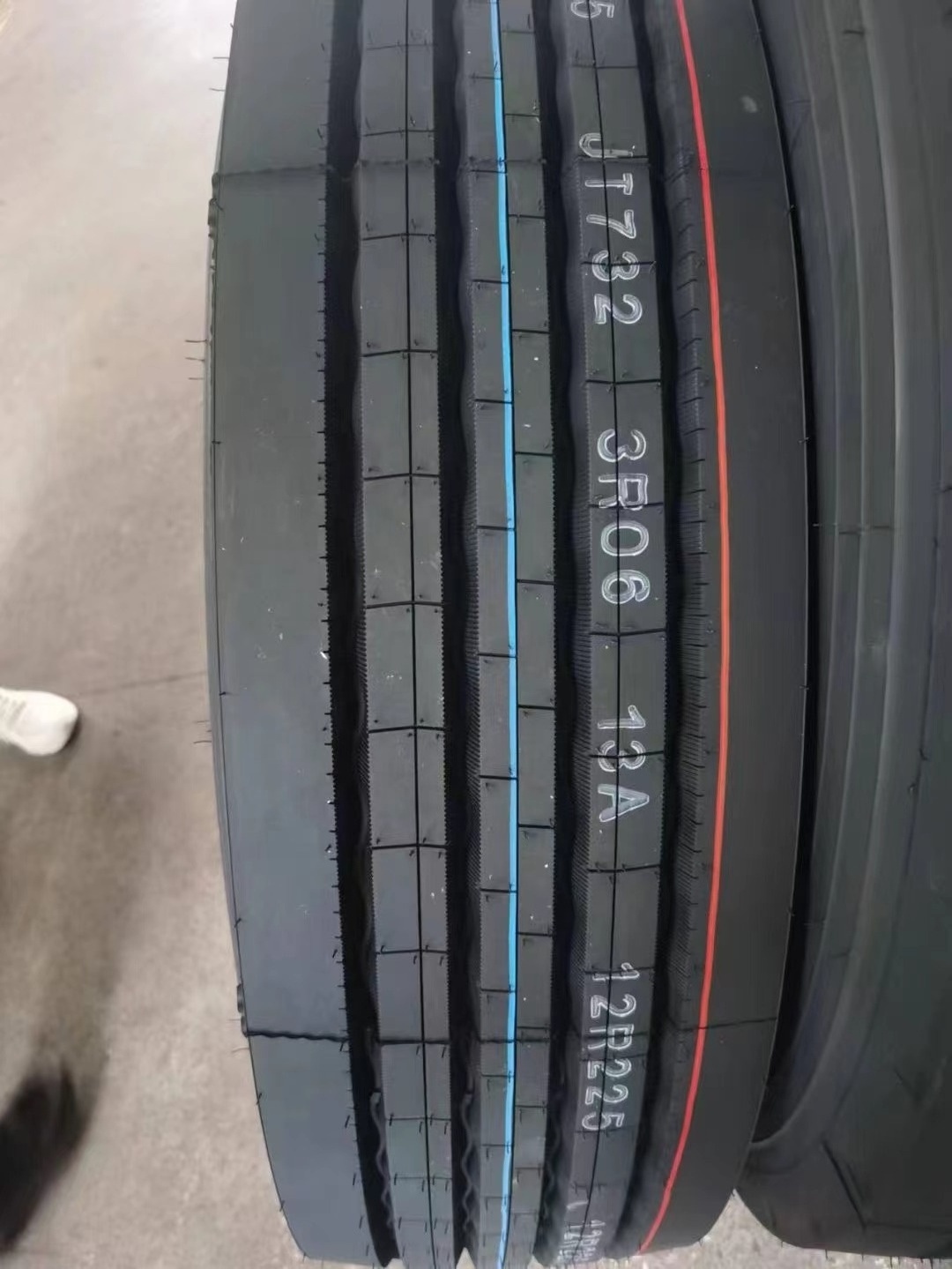 Jinyu triangle blacklion Joseben bus truck lorry radial tires 11 R22.5 11 R24.5 drive tire for wholesale