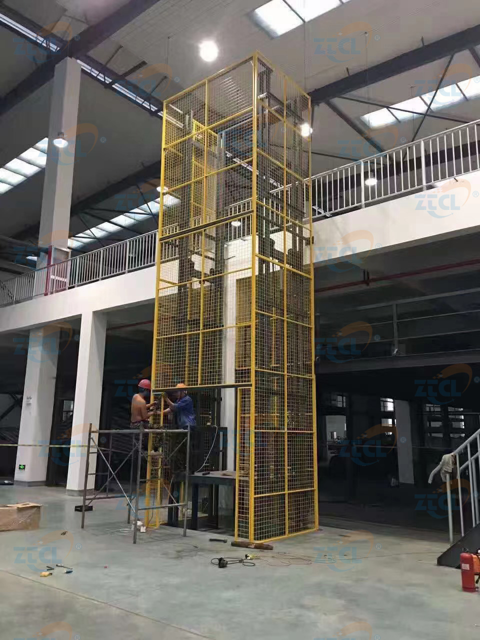 Vertical lead rail cargo lift platform / hydraulic cargo lift