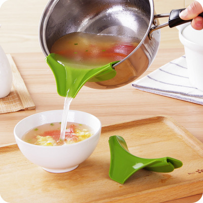 N1205 Anti-spill Silicone Slip on Pour Soup Spout Funnel for Pots Pans Kitchen Gadget Tool Portable Silicone Liquid Funnel