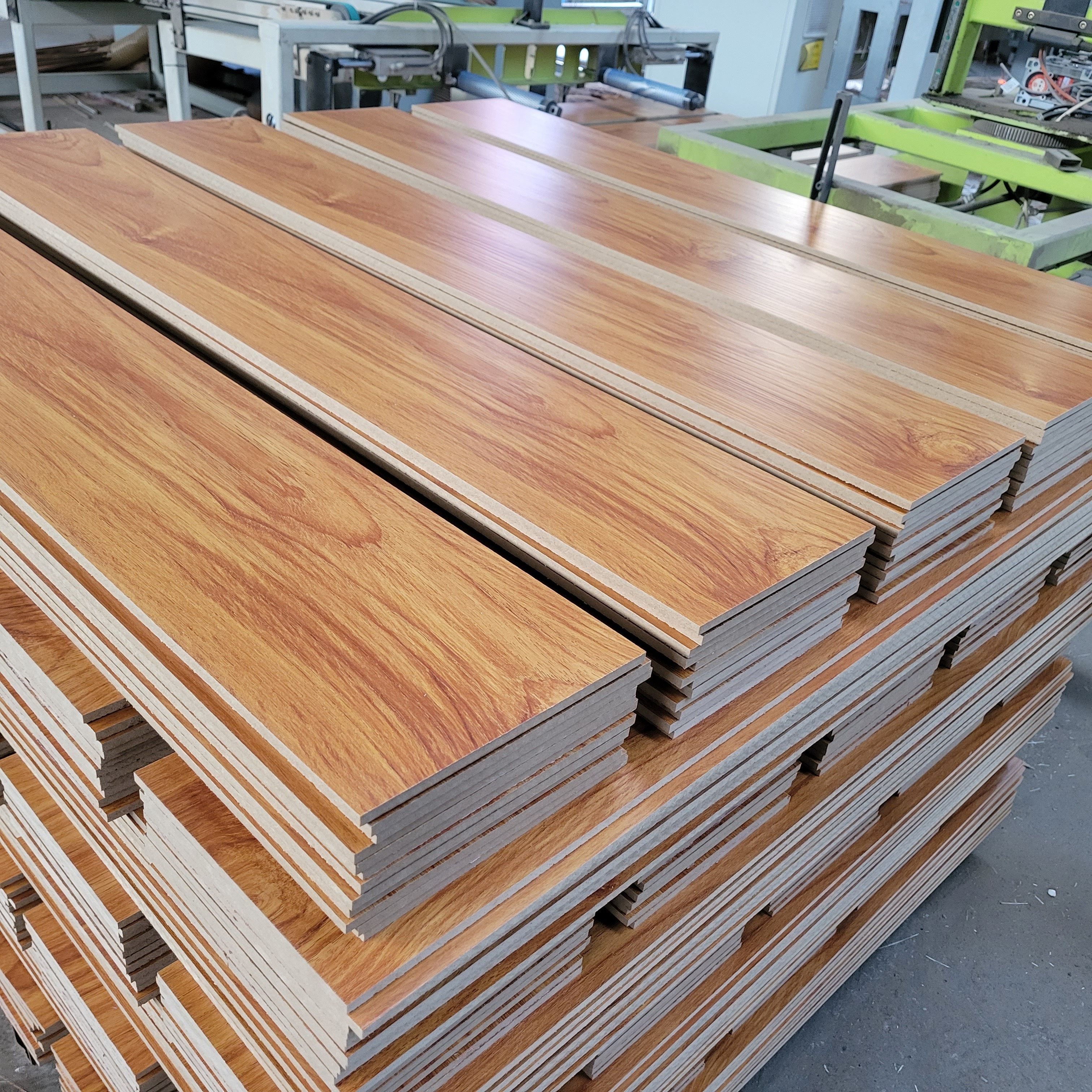 Laminate flooring china floating floor 8mm 12mm ac3 ac4 glossy hdf mdf wooden floor direct factory