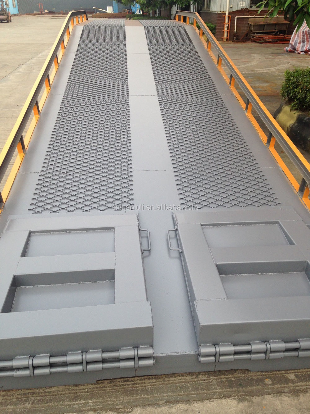 Hot sale Movable forklift vehicles loading goods ramp hydraulic yard ramp for factory