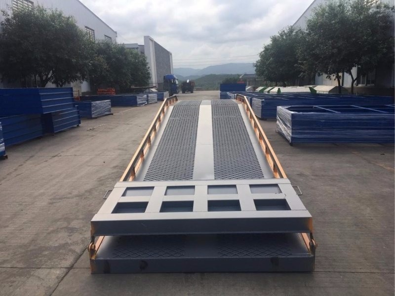 Hot sale Movable forklift vehicles loading goods ramp hydraulic yard ramp for factory