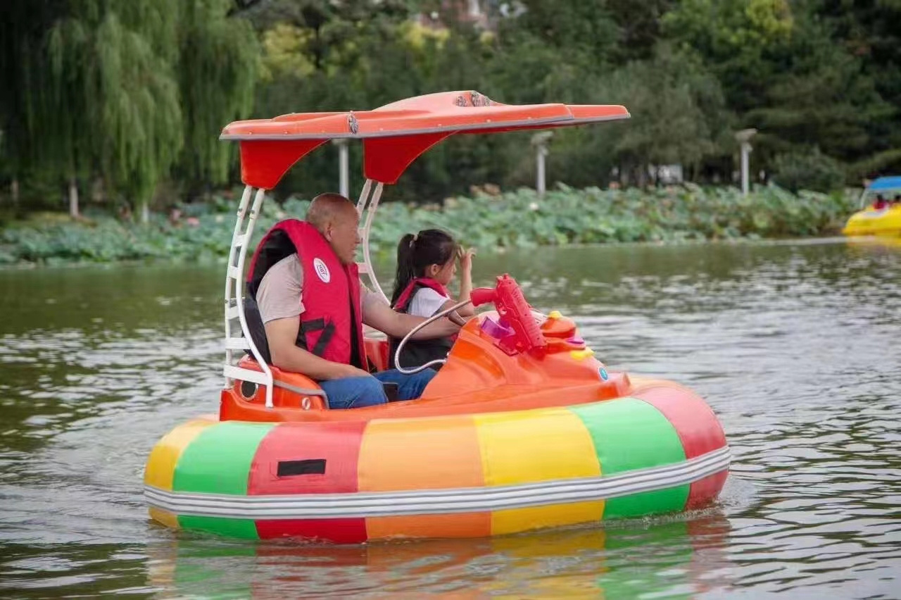 2023 Hot selling electric inflatable bumper boat for family adult children water park