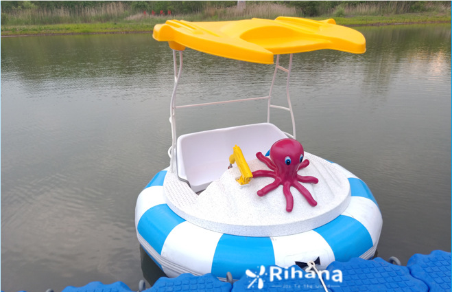 China supply of polyethylene 1-2 person collision boat cartoon air circle adult water amusement equipment collision boat