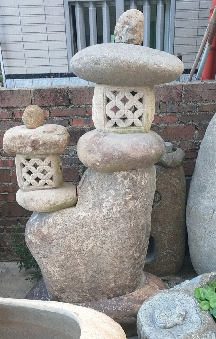 Natural Japanese Style Outdoor Basalt Boulder Garden Landscape River  Stone Lantern for Garden Landscaping