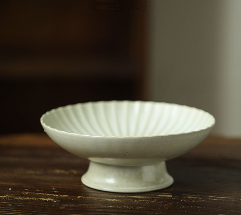 Chrysanthemum pattern ivory ceramic fruit bowl with footed stand Nordic deep plate