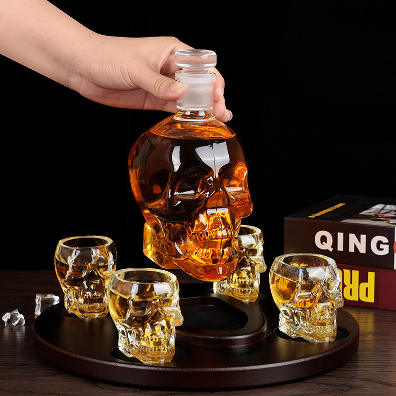 Wholesale Glass Whisky Decanter 800ML Skeleton Whiskey Decanter with 4 Skeleton Glasses Wooden Tray For Wine Whisky Bourbon