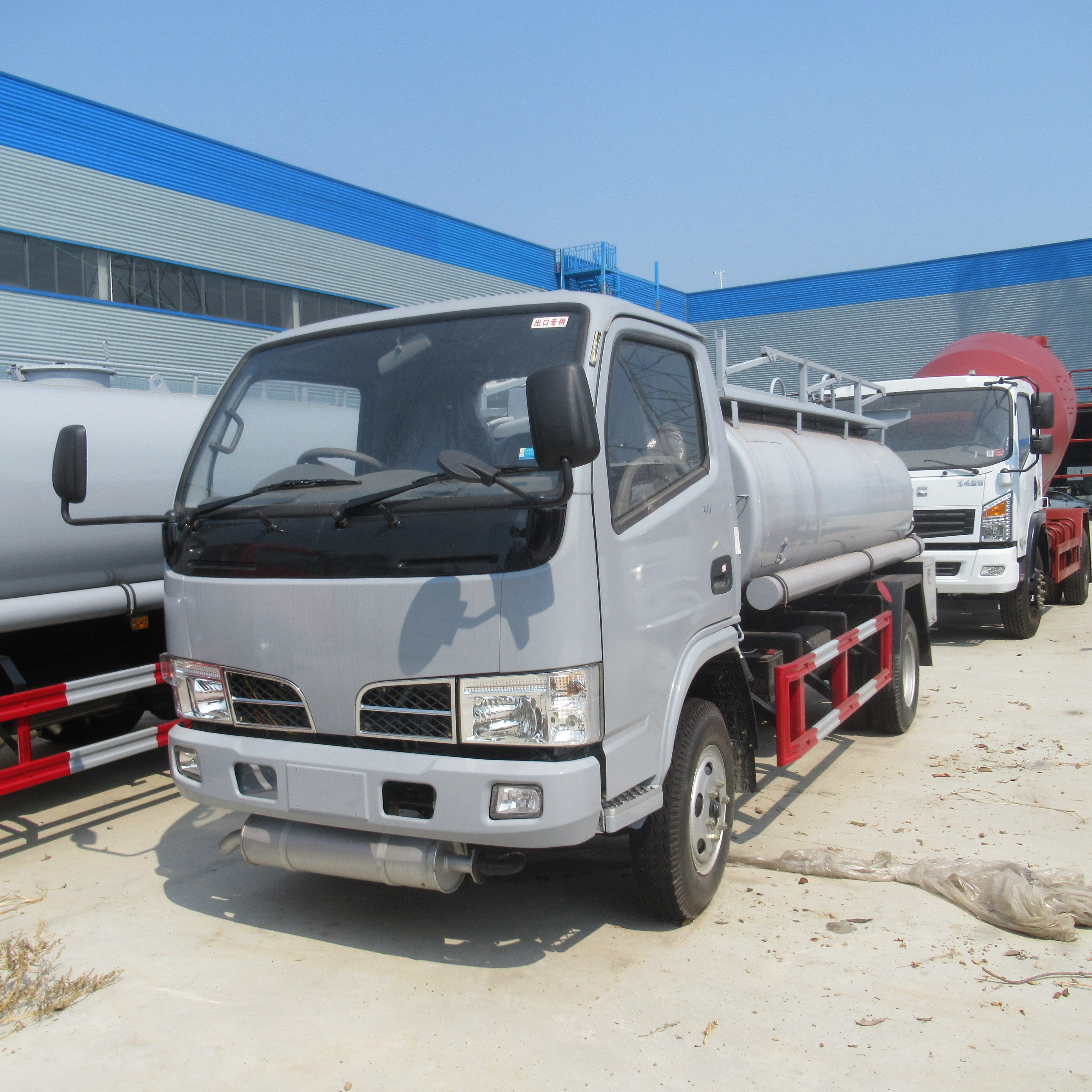 Cheap price right hand drive dongfeng diesel mini mobile oil tanker delivery 2000 liters fuel tanker truck