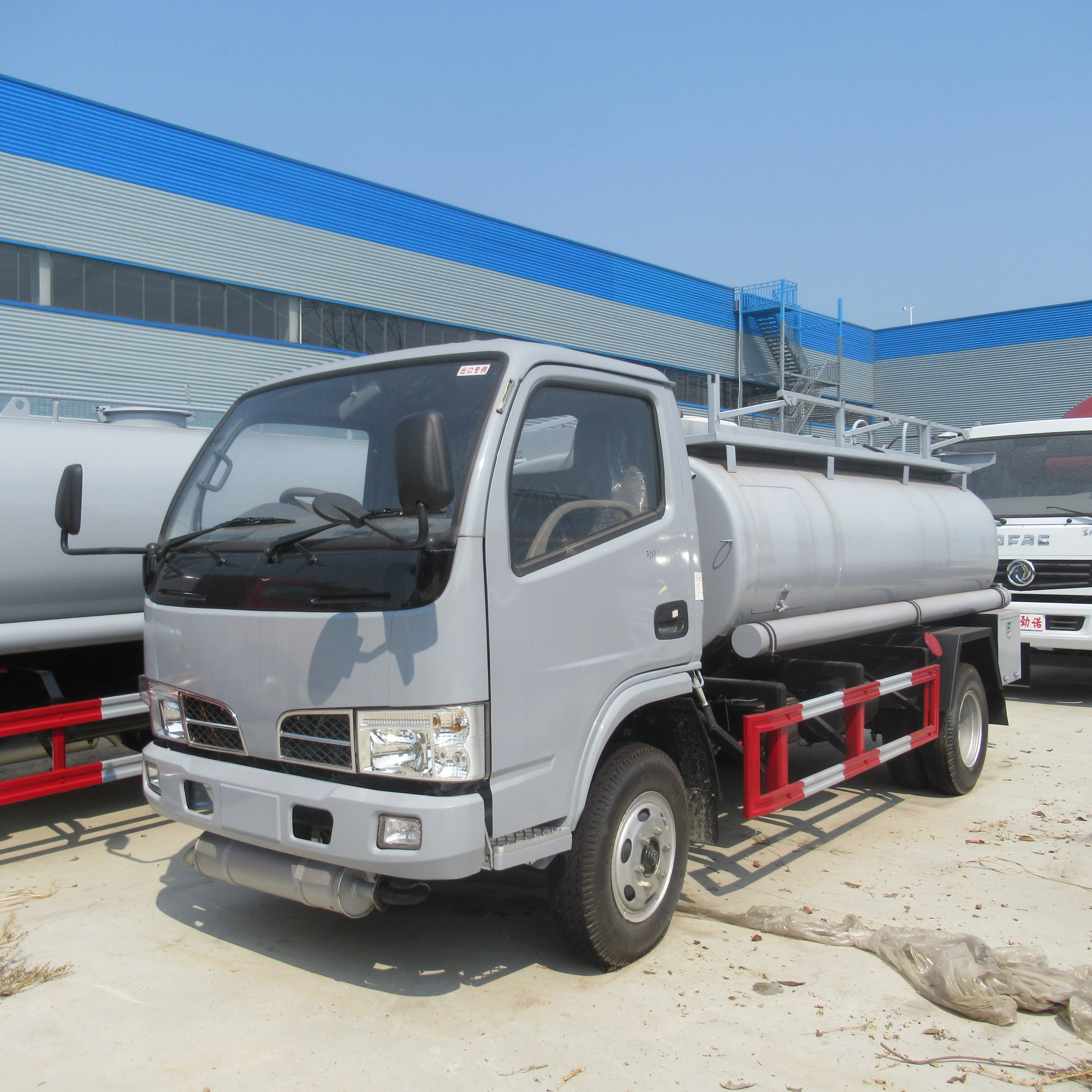 Cheap price right hand drive dongfeng diesel mini mobile oil tanker delivery 2000 liters fuel tanker truck