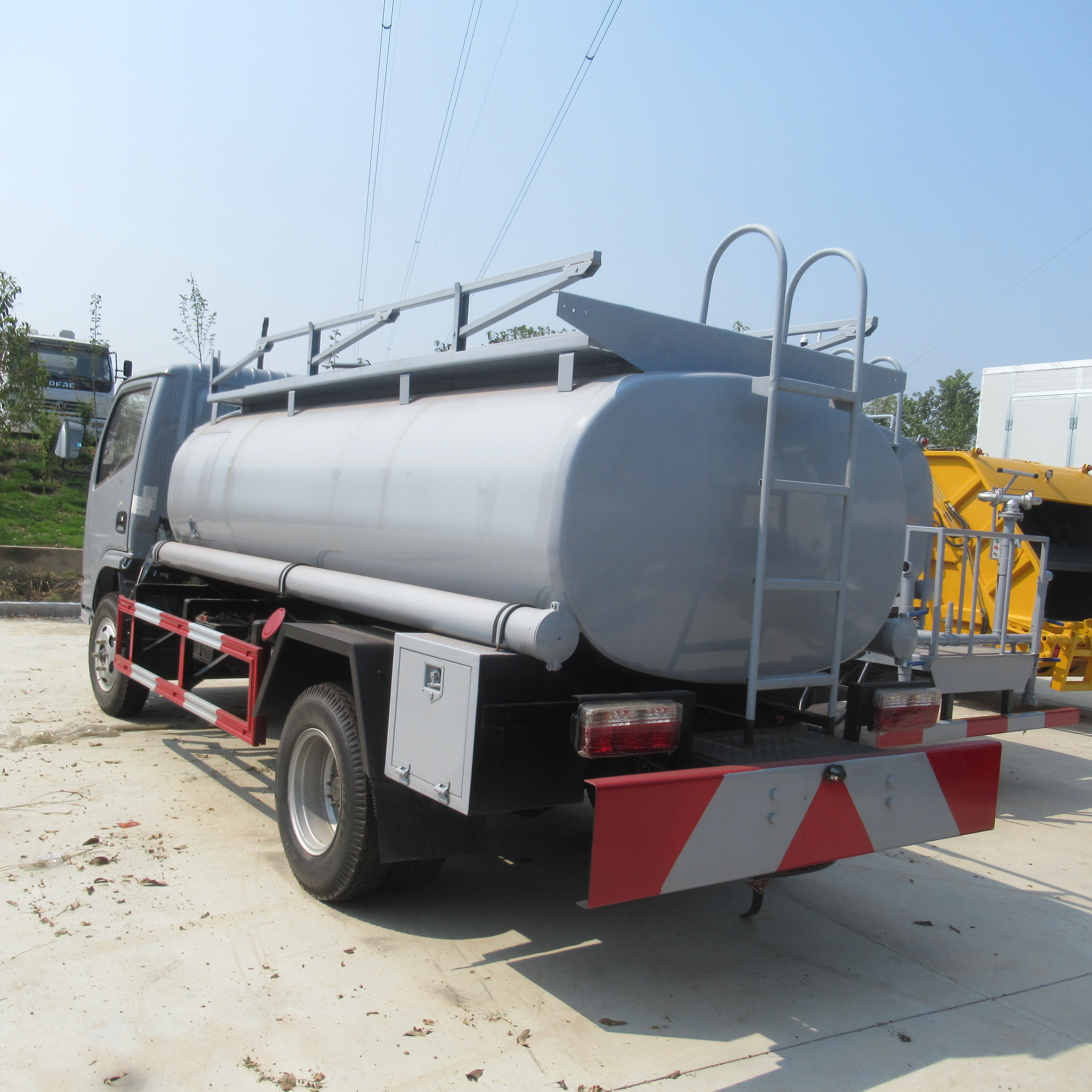 Cheap price right hand drive dongfeng diesel mini mobile oil tanker delivery 2000 liters fuel tanker truck