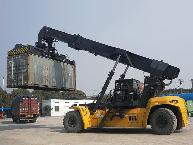 LIUGONG Reach Stacker Pump CLG2045 Reach Stacker Fork Lift Reach Stacker Tyre Price