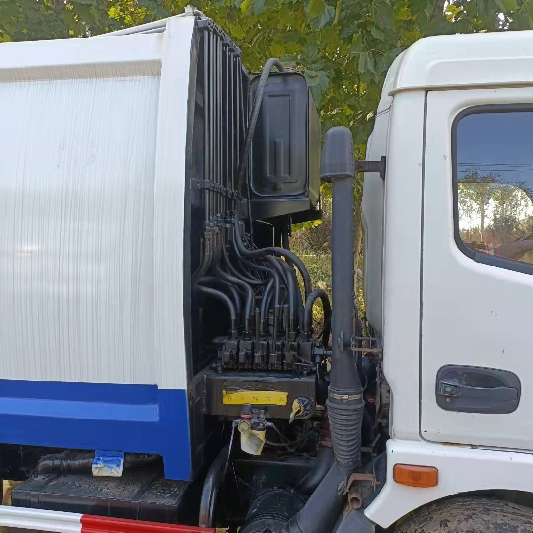 Low price Dongfeng 4x2 used mini garbage trucks 8m3 garbage compactor truck for sale