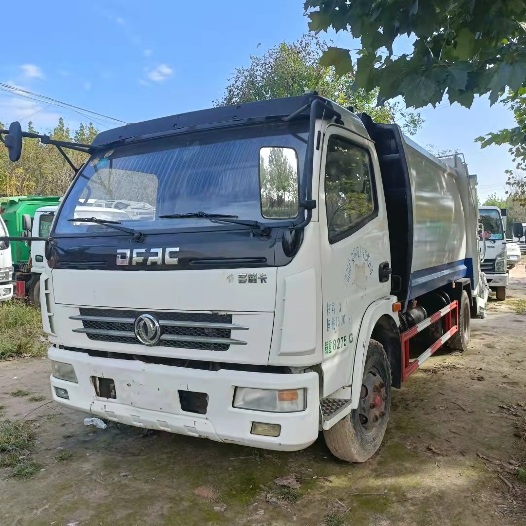 Low price Dongfeng 4x2 used mini garbage trucks 8m3 garbage compactor truck for sale