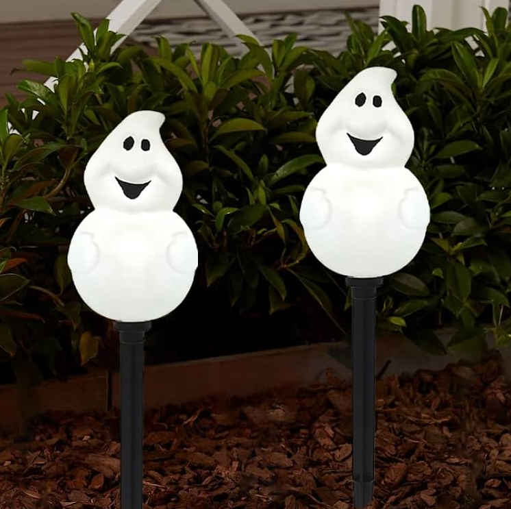 Halloween Ghost Pathway Lights Outdoor Set of 4 Solar Pre-lit Ghost Pathway Markers Stake Waterproof for Path Pathway Lights