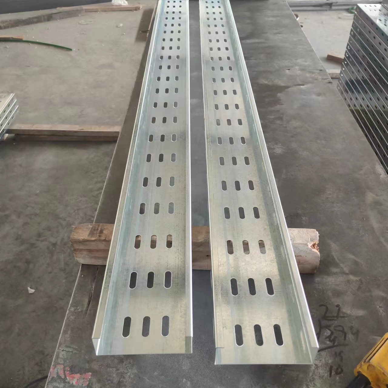 Indoor Cable Bridge For Cable Support System  Outdoor Galvanized Steel Heavy Duty Perforated Cable Tray