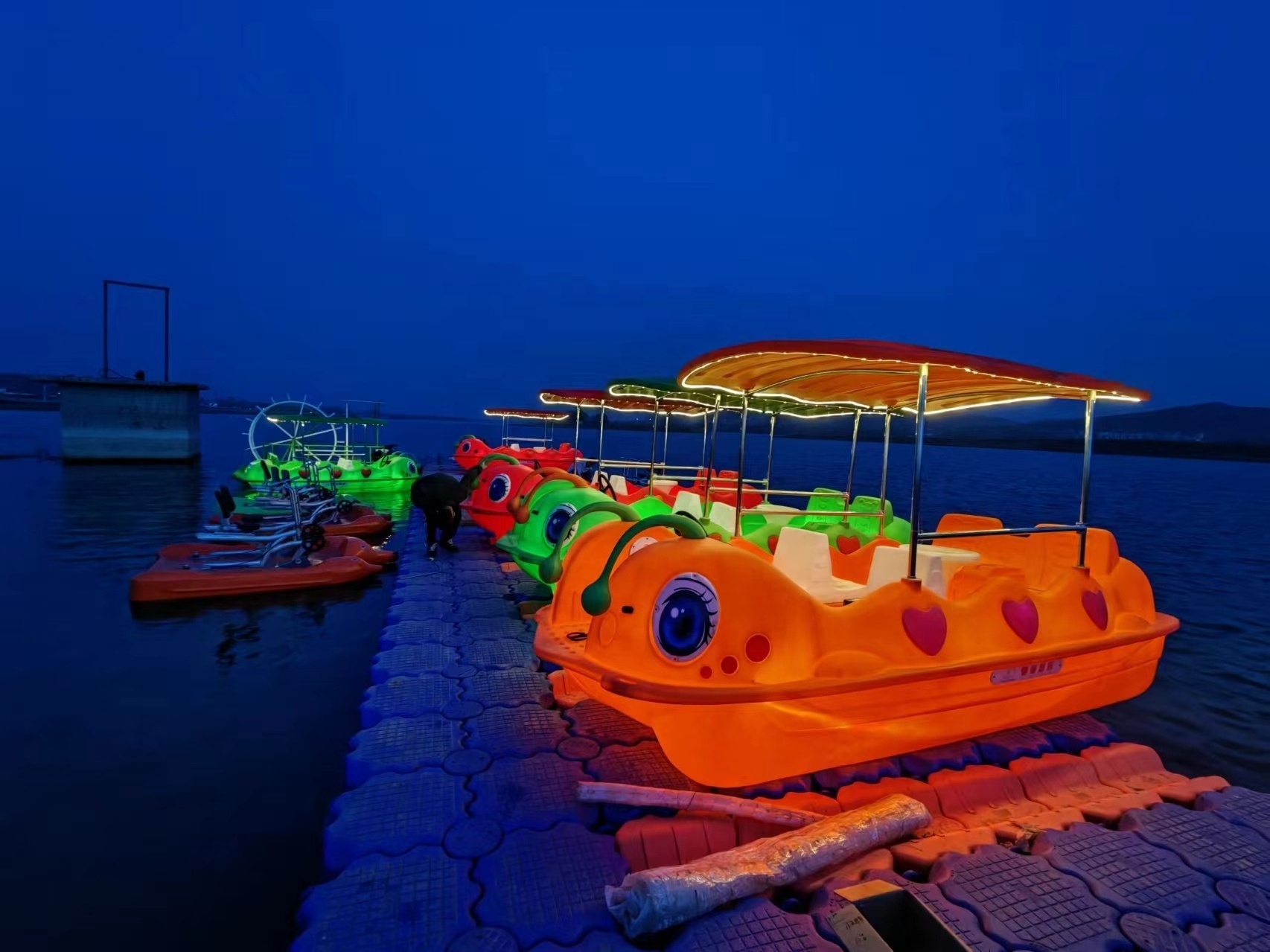 Outdoor Floating Boat Water Park Plastic Rowing Boat With Solar Panel Lights