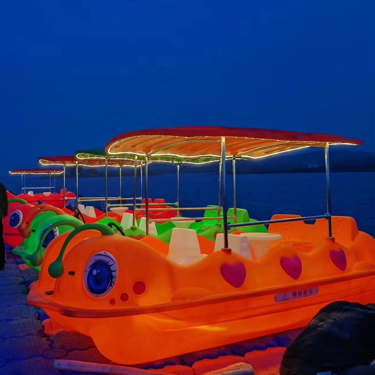 Outdoor Floating Boat Water Park Plastic Rowing Boat With Solar Panel Lights