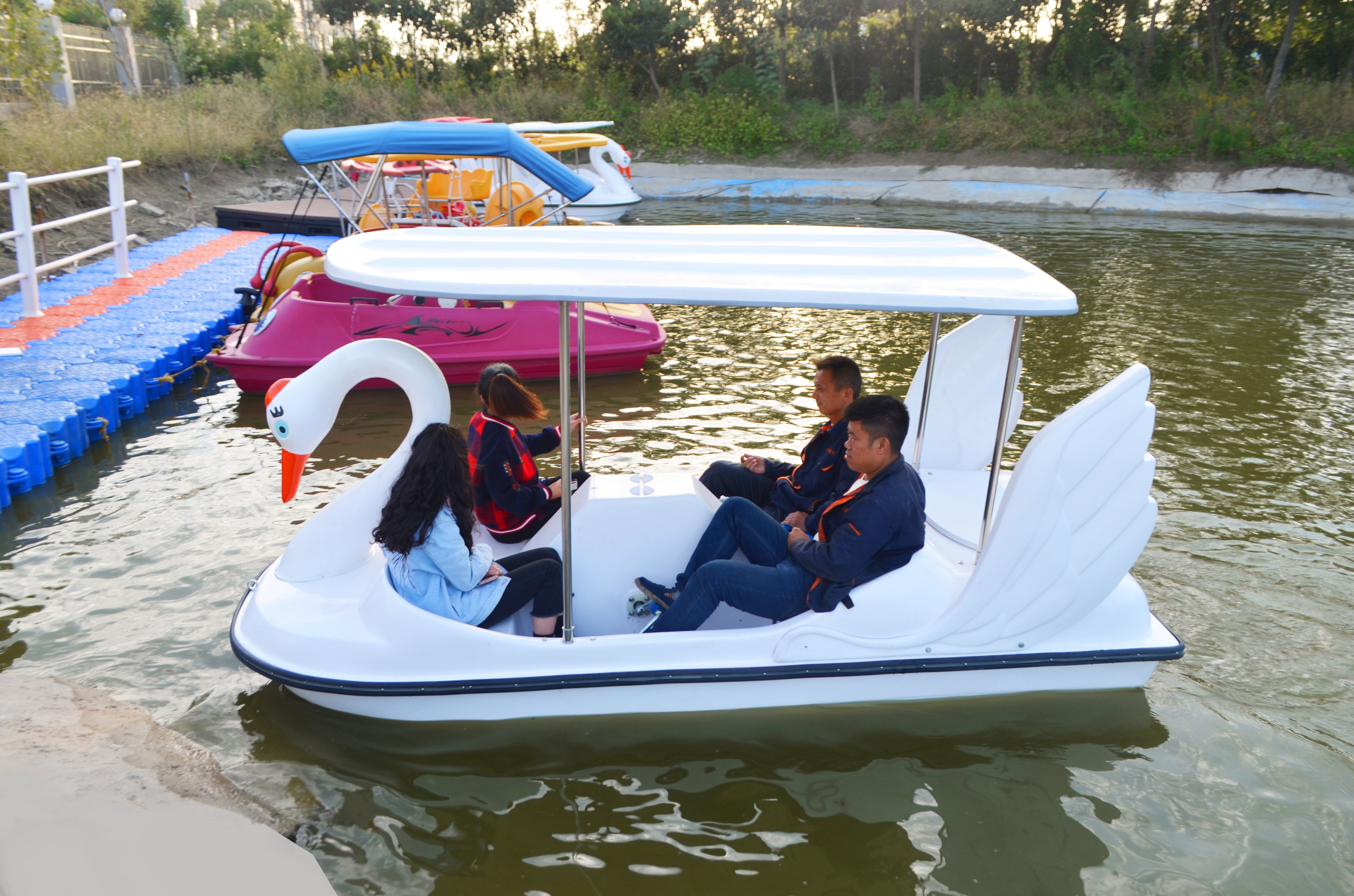 Newest and Popular 4 Person Paddle Boat Water Pedal Boat for kids and adults swan boat