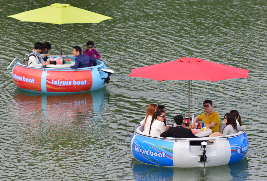 BBQ Boat Electric  Polyethylene BBQ Donut Boat with Sunshade Waterpark for Adult Party