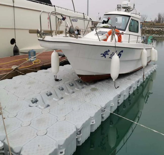 2023 low price U Shape Floating Dock Cubes   floating docks pontoon marine docks plastic water floating buoy