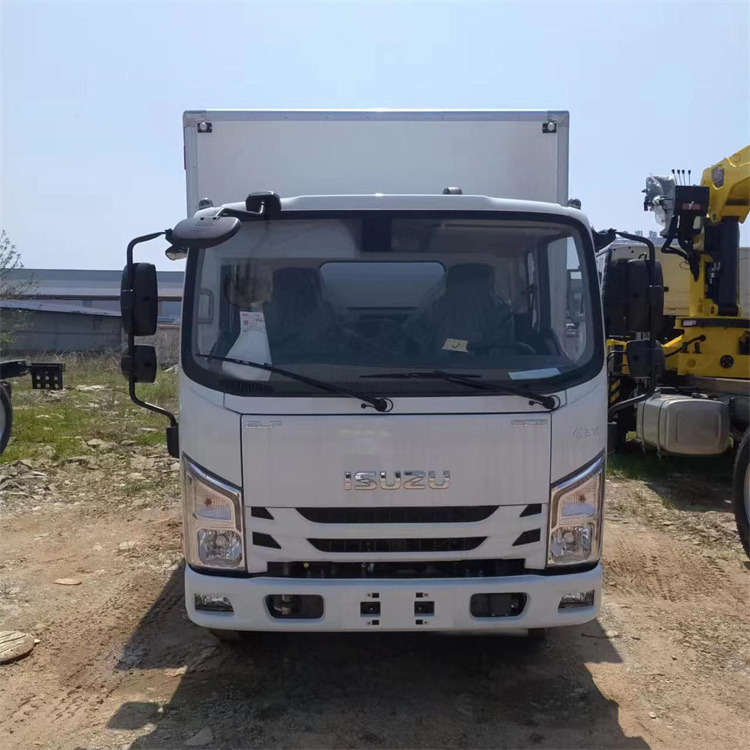 Japanese brand diesel engine ISUZU 4*2 refrigerated van freezer truck refrigerator wagon new used trucks in sale