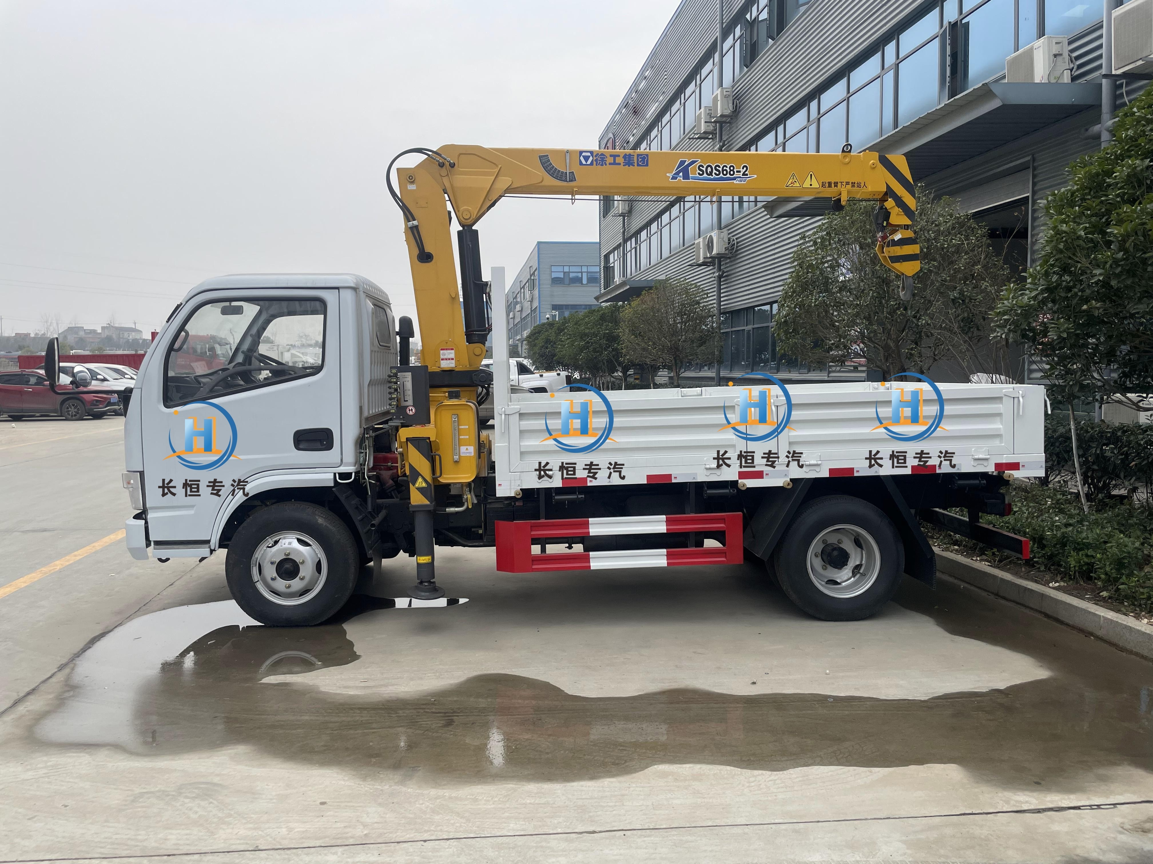 Dongfeng  RHD small truck mounted crane boom truck  small crarne truck