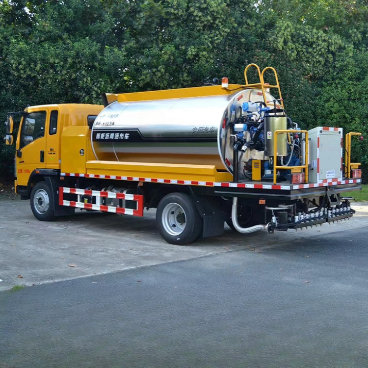 HOWO asphalt distributor truck 6 cbm tar spraying tank paving machinery asphalt trucks