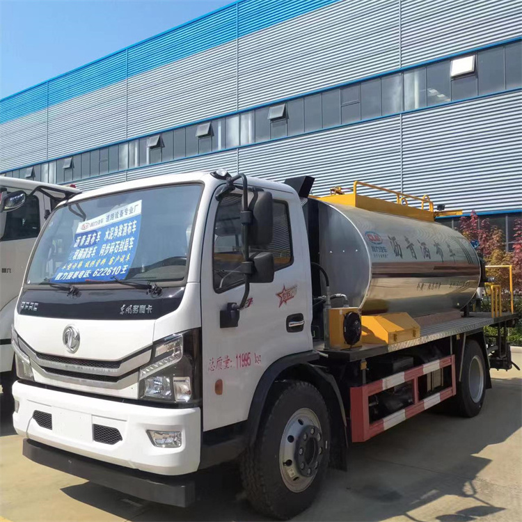 High efficiently Dongfeng 6.12CBM Road Construction Asphalt Bitumen Distributor Truck heated bitumen truck  tar spraying tank