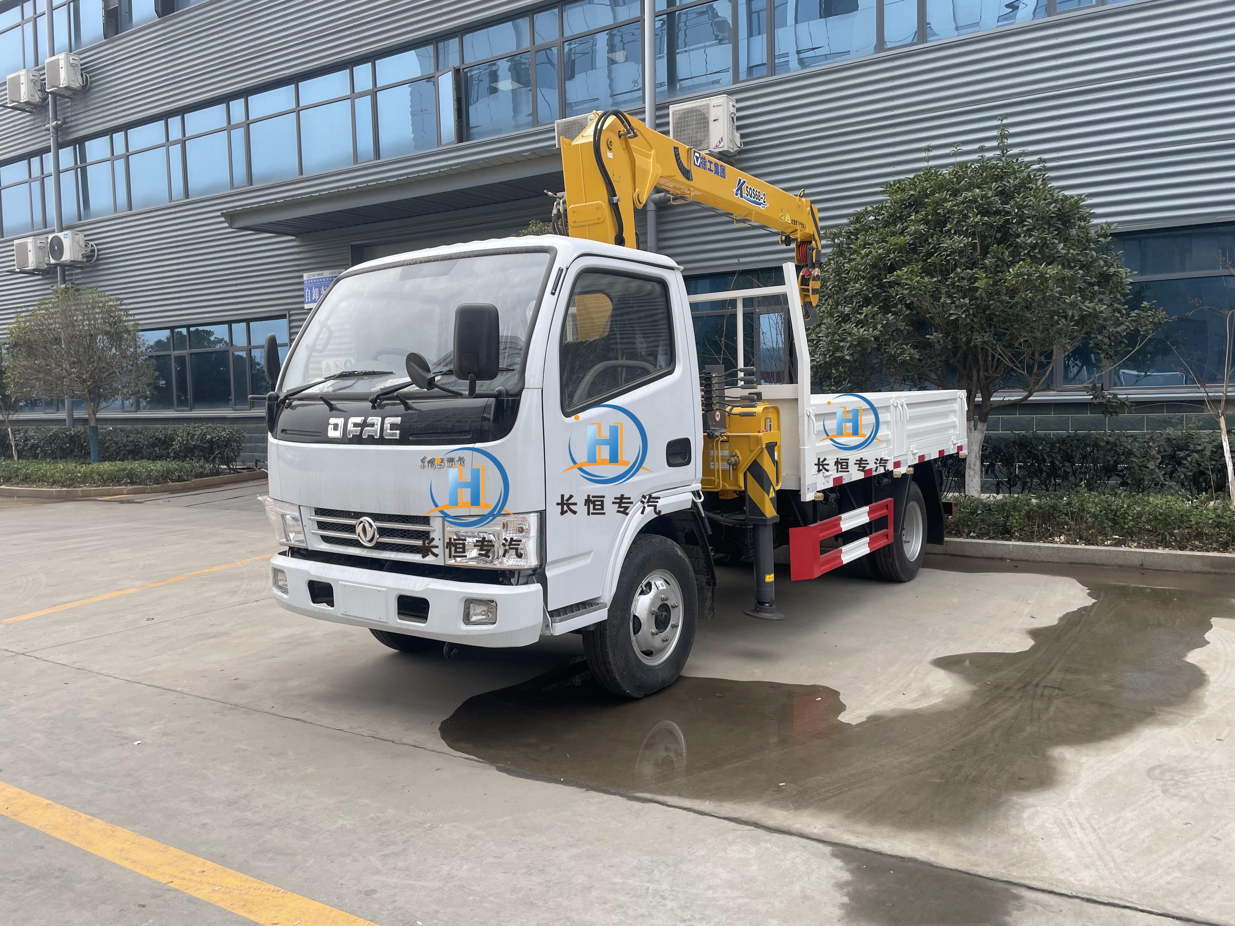 Dongfeng  RHD small truck mounted crane boom truck  small crarne truck