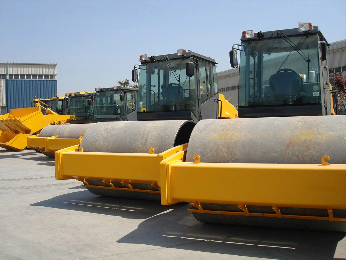 High-quality spot 20-ton single drum vibratory roller Xs202j in stock