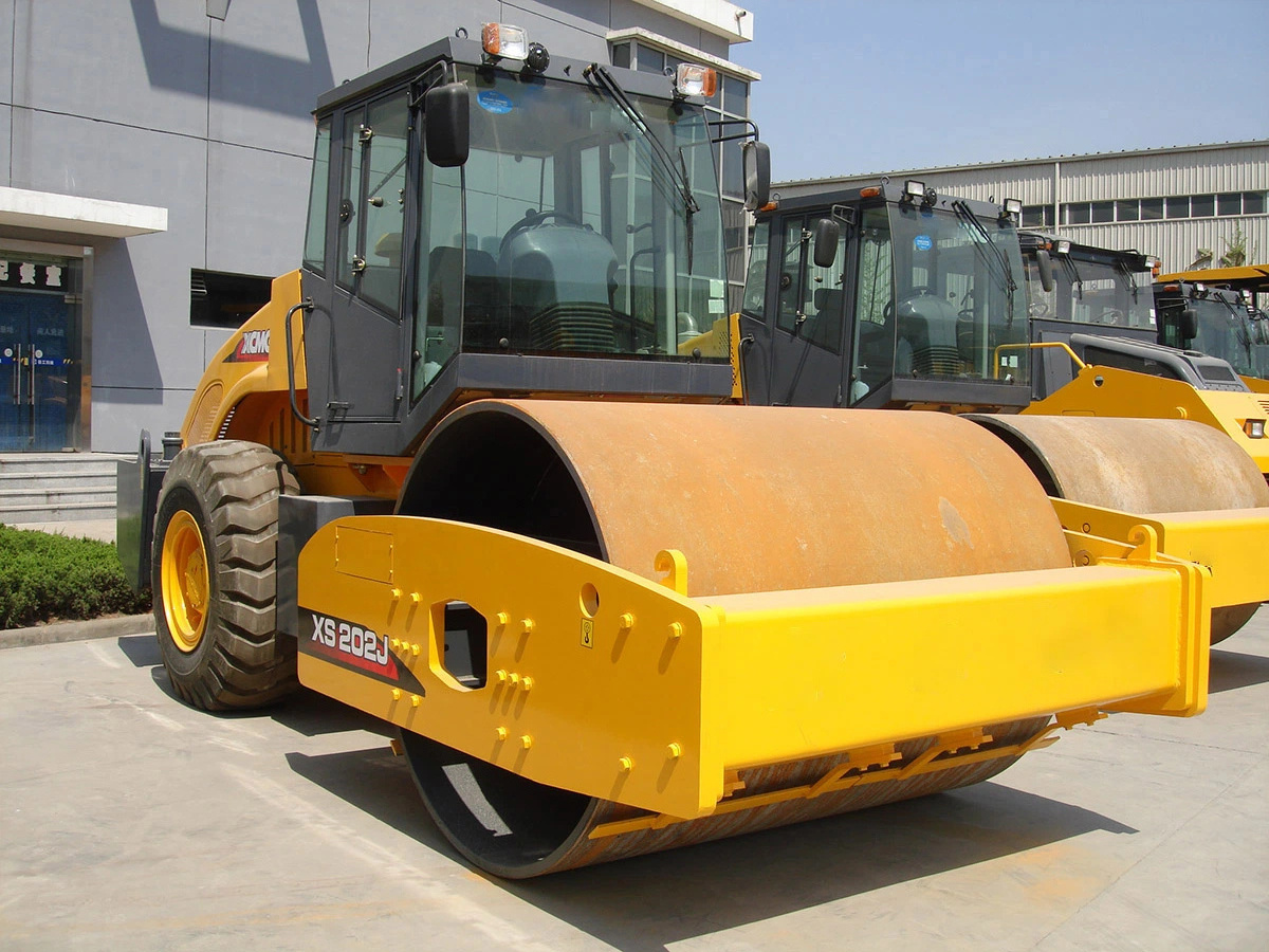 High-quality spot 20-ton single drum vibratory roller Xs202j in stock