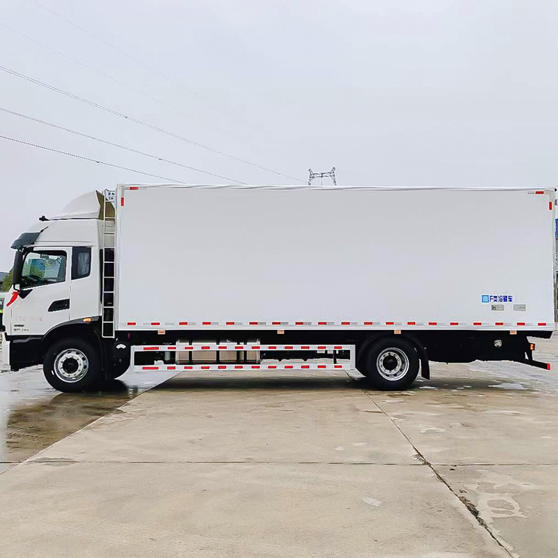 Dongfeng 6-meter-8 refrigerated truck, seafood and live fish transport truck, beverage distribution truck