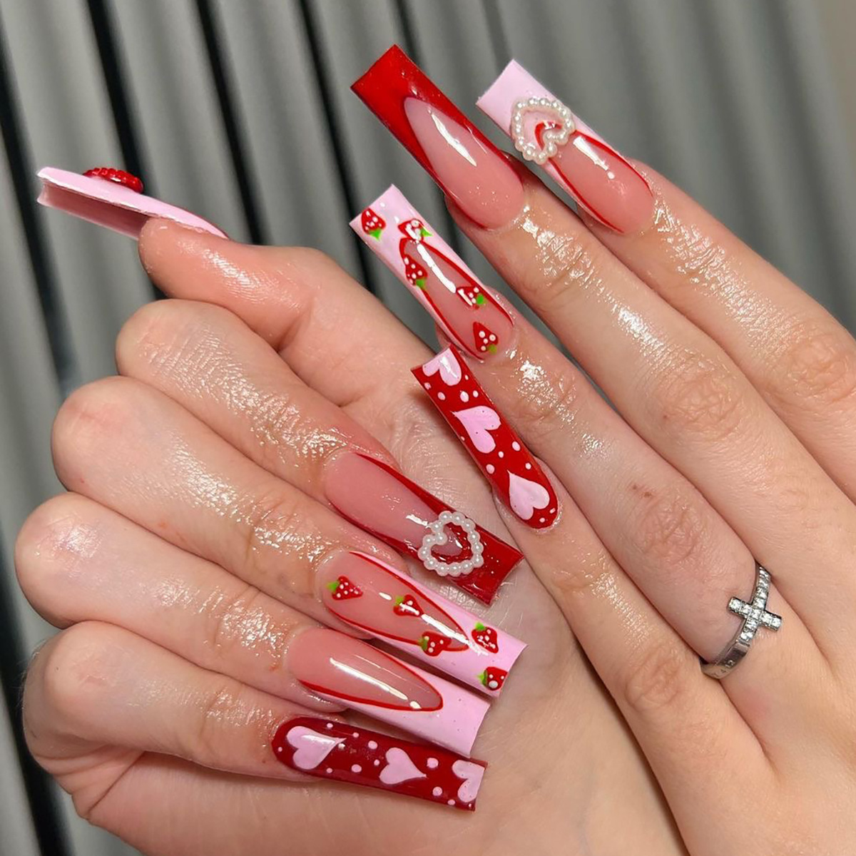 2024 New Design Valentine's Day Short Almond Fake Nails Paint Hot Kiss Nails Acrylic Finger Soft Gel Nail Tips Full Cover