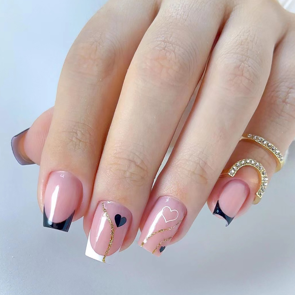 2024 New Design Valentine's Day Short Almond Fake Nails Paint Hot Kiss Nails Acrylic Finger Soft Gel Nail Tips Full Cover