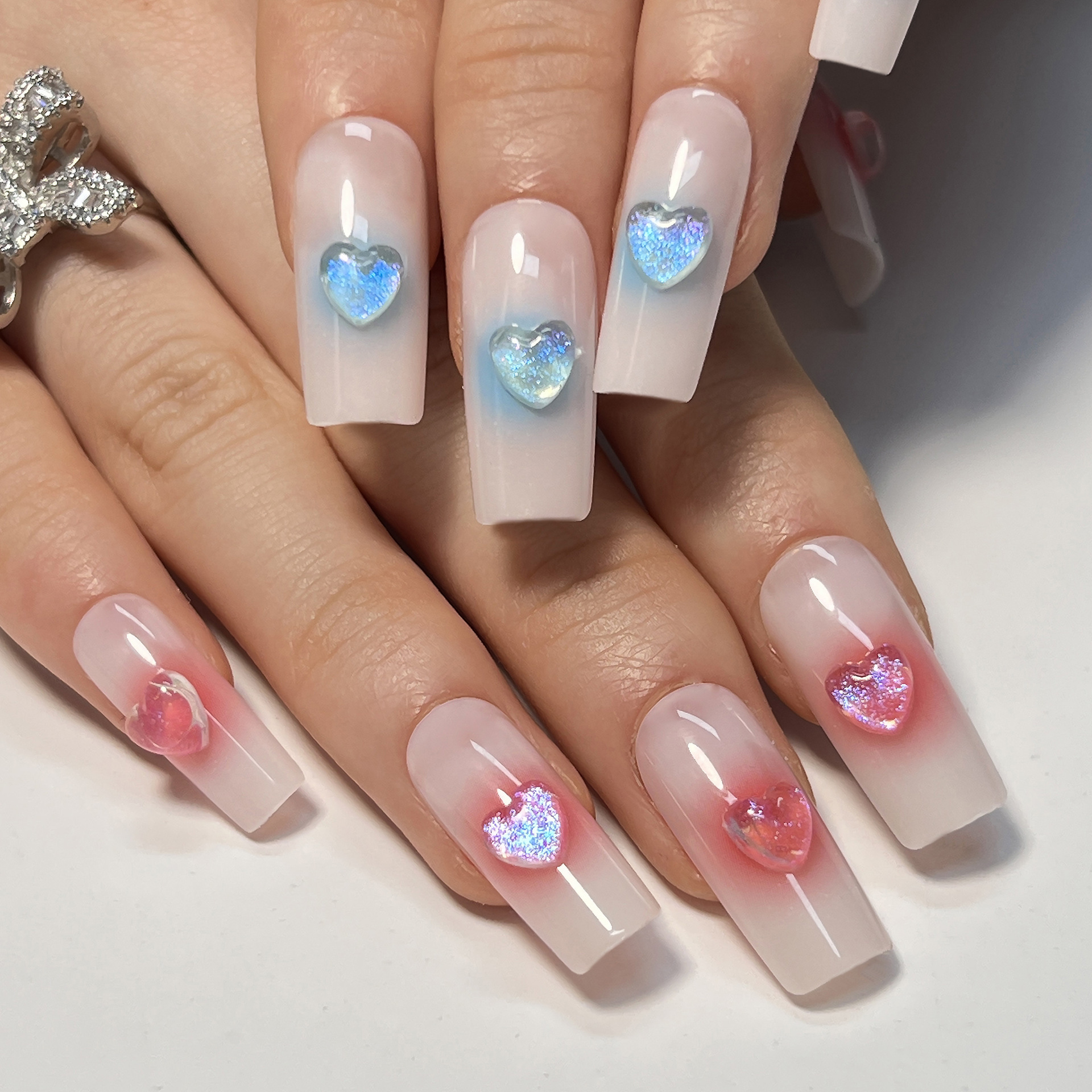 2024 New Design Valentine's Day Short Almond Fake Nails Paint Hot Kiss Nails Supply Custom Wholesale Press On Nails