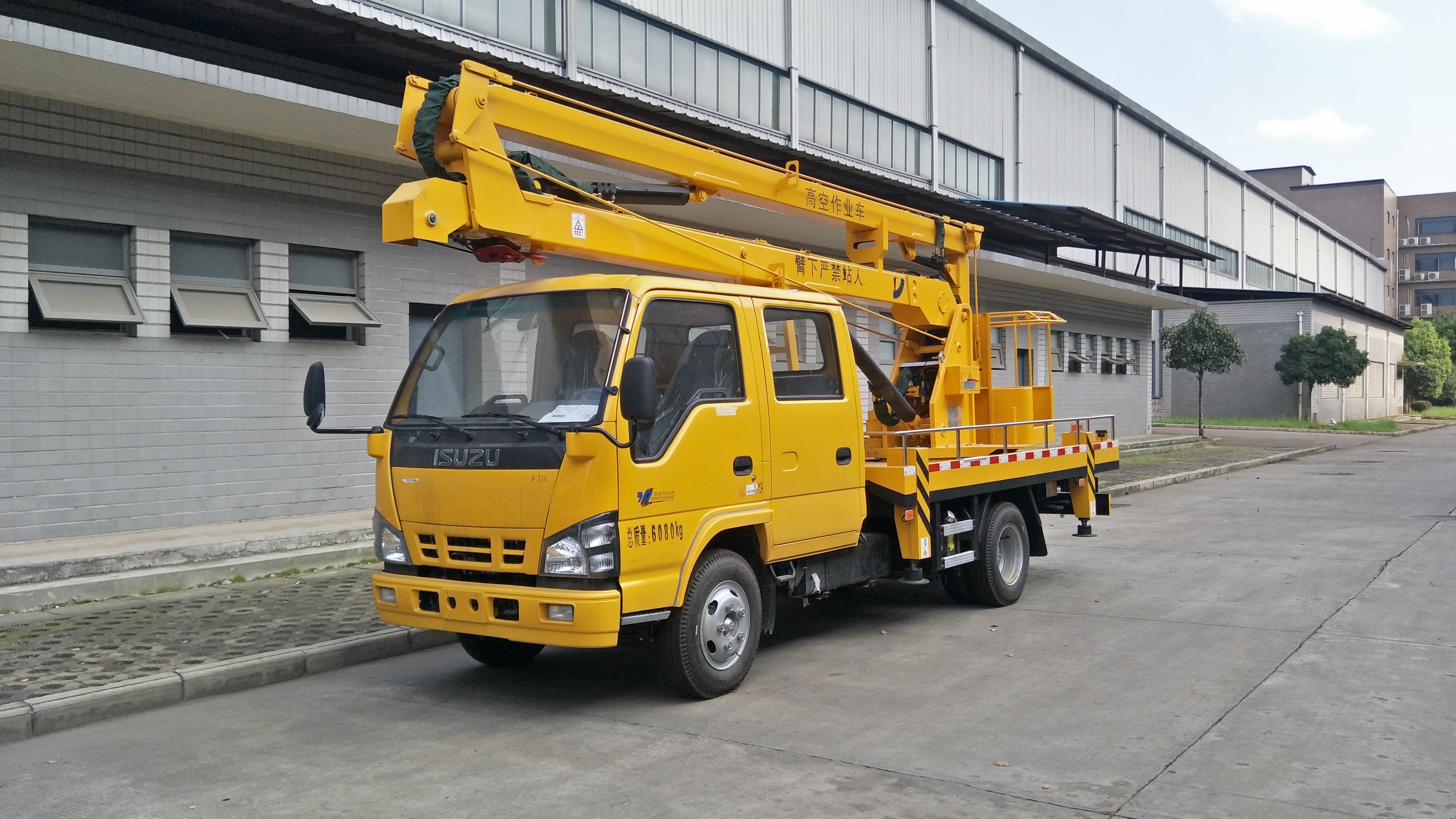 Used Japan brand 4x2 16/18/20 m Aerial working  platform high lifting truck with insulated 200kgs bucket for sale