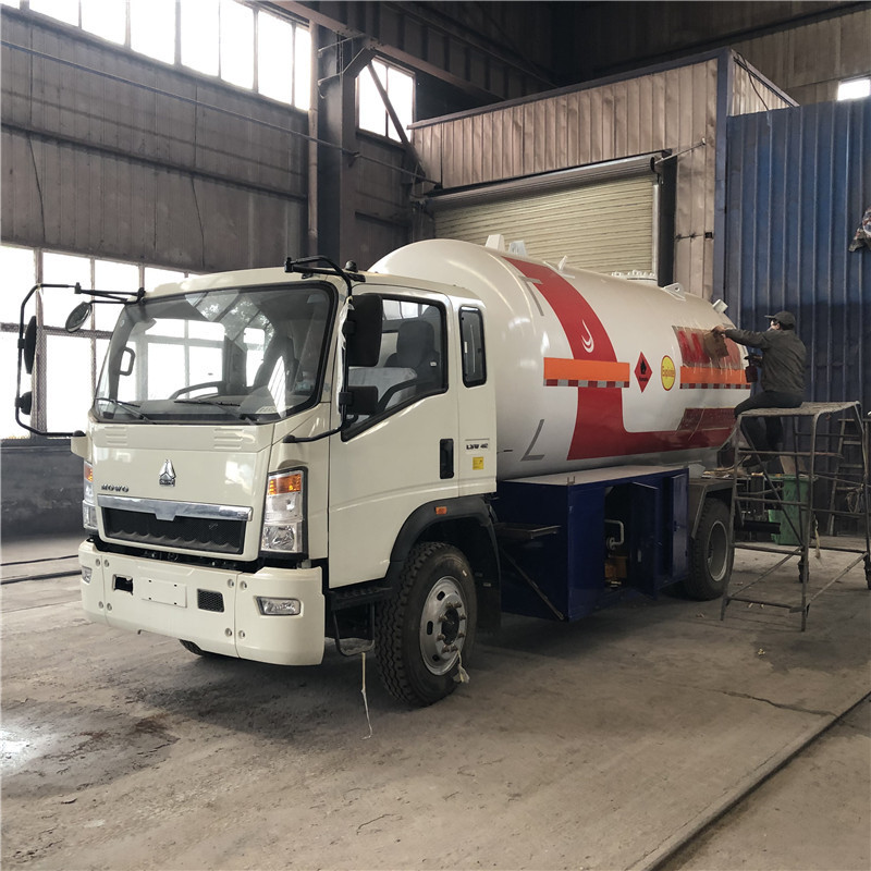 Good Price Sinotruk HOWO 4x2 5T 10T LPG delivery tanker truck cooking gas bobtail LPG truck for sale