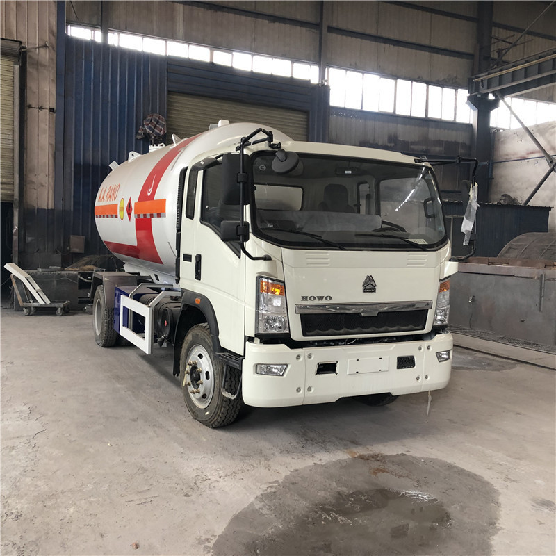 Good Price Sinotruk HOWO 4x2 5T 10T LPG delivery tanker truck cooking gas bobtail LPG truck for sale