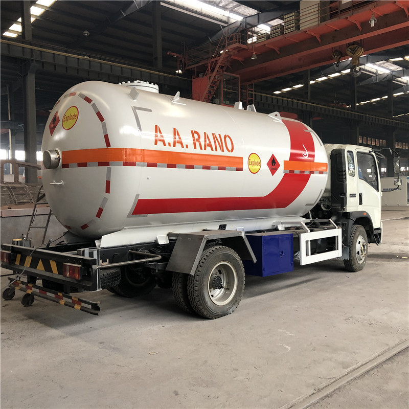 Good Price Sinotruk HOWO 4x2 5T 10T LPG delivery tanker truck cooking gas bobtail LPG truck for sale