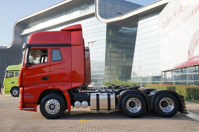 International sinotruk howo man 6x4 371HP automatic transmission tractor truck  head for sale