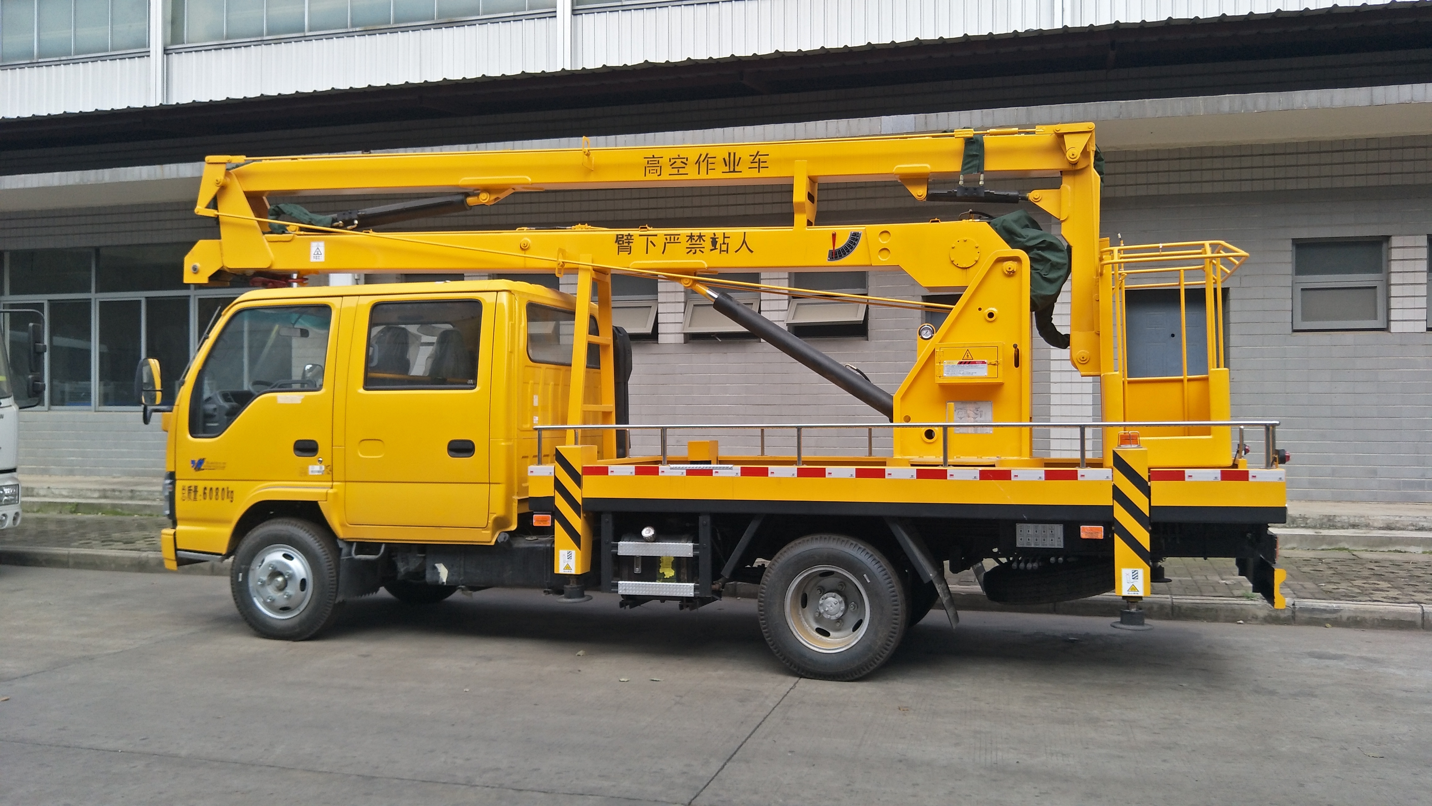 Used Japan brand 4x2 16/18/20 m Aerial working  platform high lifting truck with insulated 200kgs bucket for sale